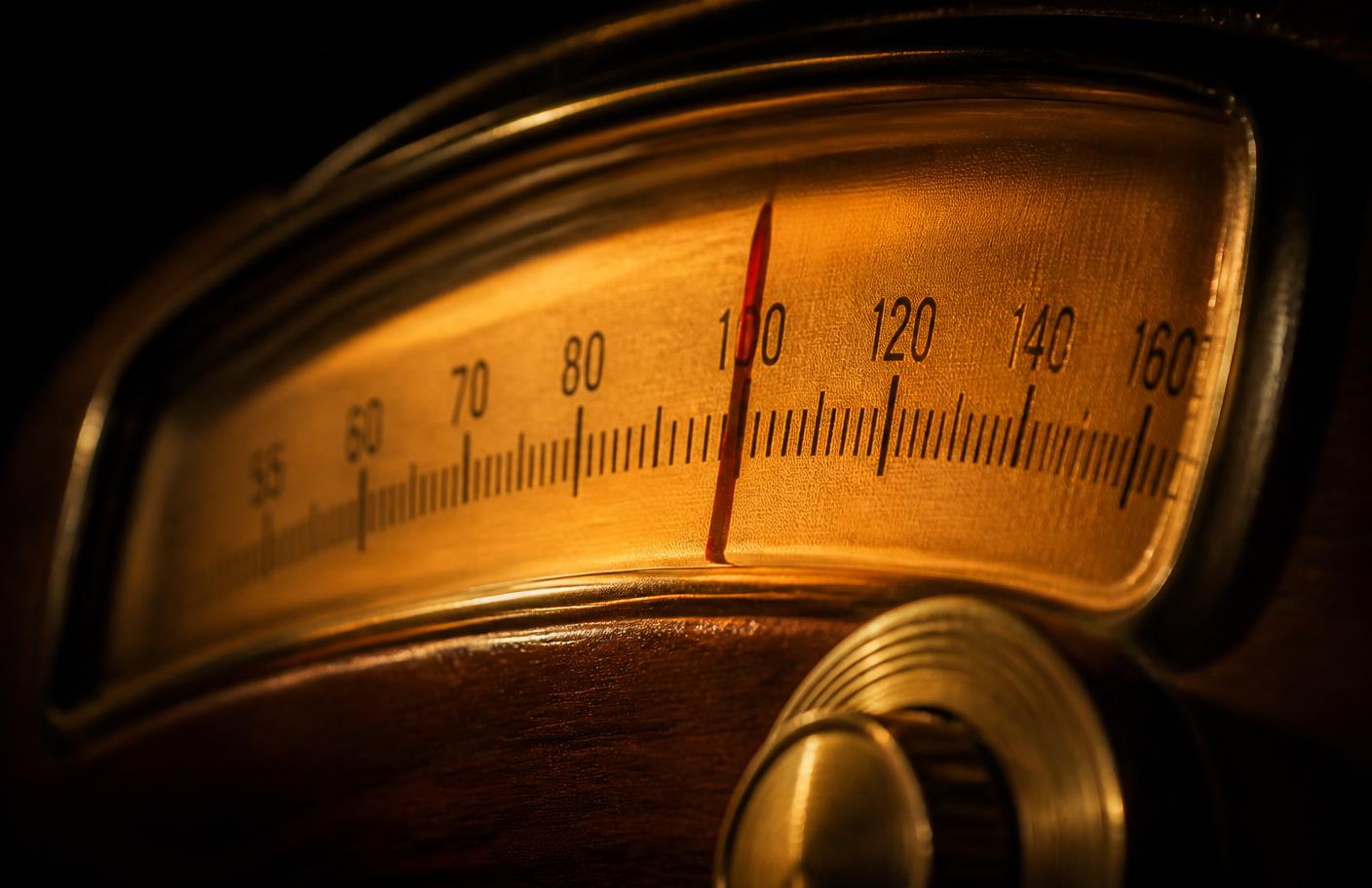Close-up van de verlichte tuning dial van de radio